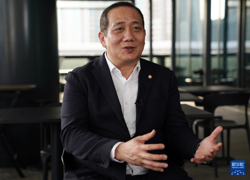 启德体育园有限公司总监（设计管理）李荣昌在香港接受新华社记者采访（4月10日摄）。