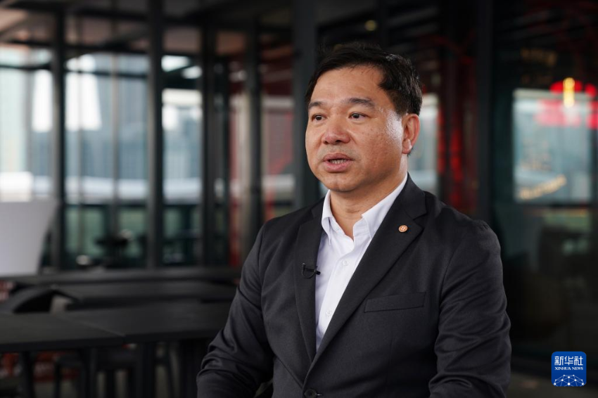 启德体育园有限公司总监（设计及建筑）马德源在香港接受新华社记者采访（4月10日摄）。