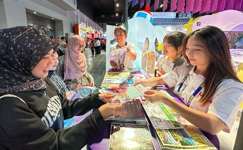 图为“感受澳门”主题展位及宣传品。