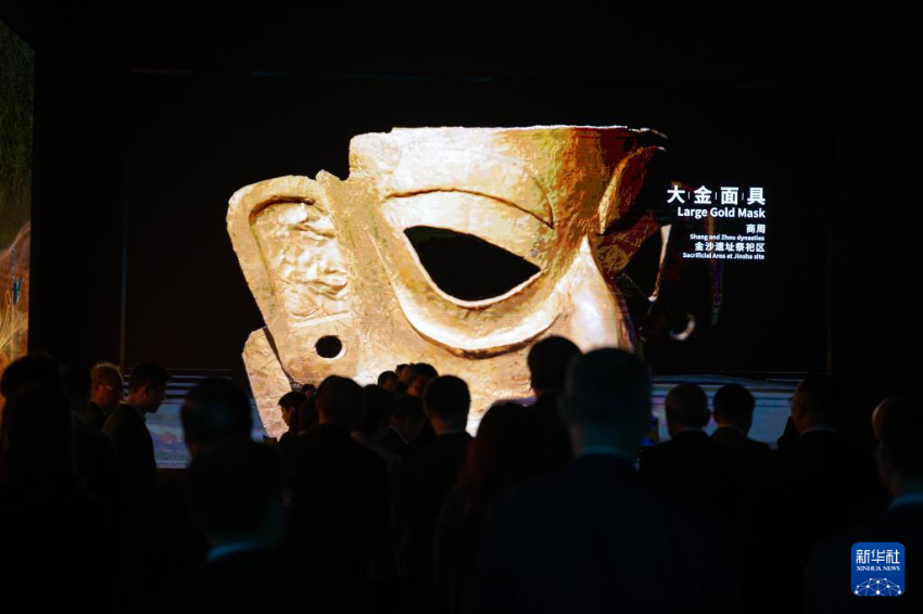 4月23日，与会者在 “璨星——古蜀文明沉浸式数字艺术展览”上参观。