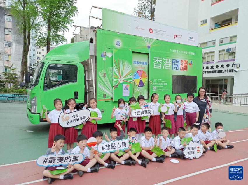 4月23日，在大埔崇德黄建常纪念学校，一辆绿色的“流动漂书车”吸引不少学生前来“漂书”。