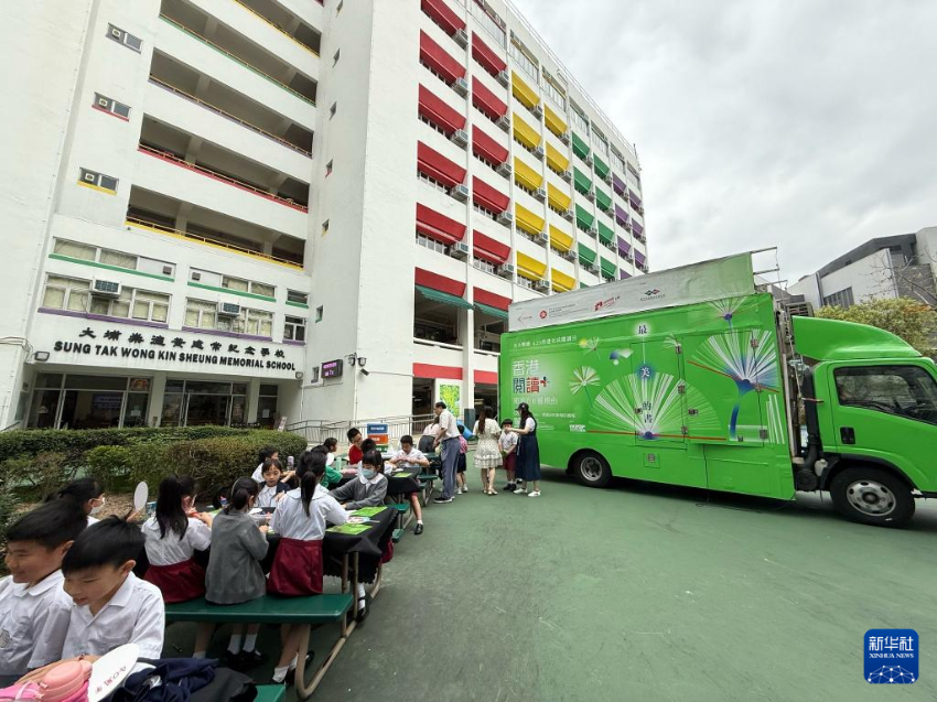 4月23日，在大埔崇德黄建常纪念学校，一辆绿色的“流动漂书车”吸引不少学生前来“漂书”。