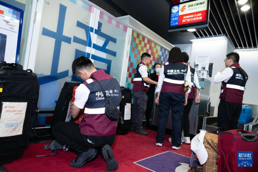 4月24日，中国国际应急医疗队（澳门）在澳门国际机场办理登机手续。
