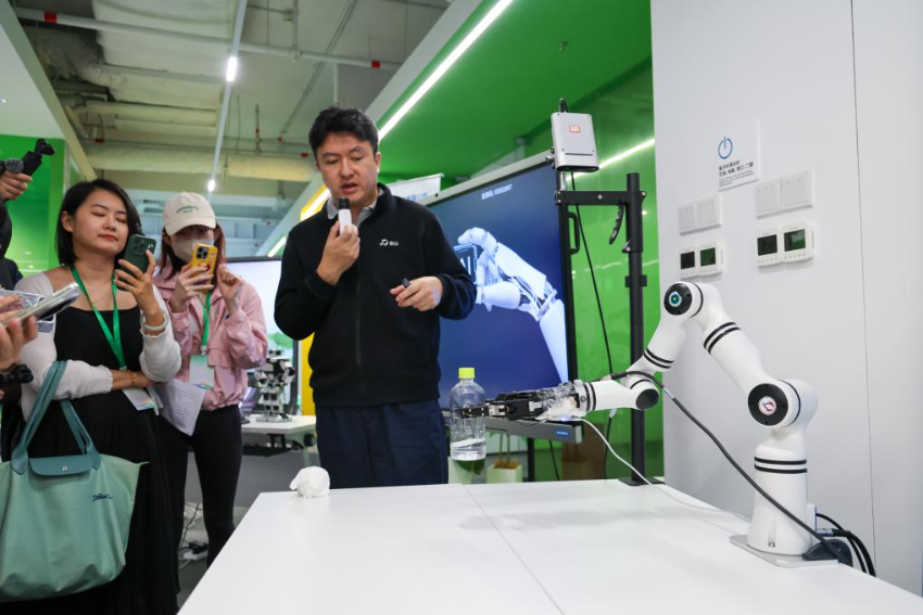 4月23日，他山科技CEO马扬展示公司产品在机器人领域的应用。