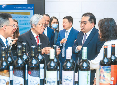 图为推介会现场，嘉宾们在了解宁夏葡萄酒产品情况。