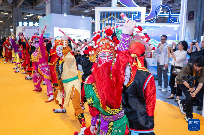 4月25日，演员在第十三届澳门国际旅游（产业）博览会广东馆前表演英歌舞。