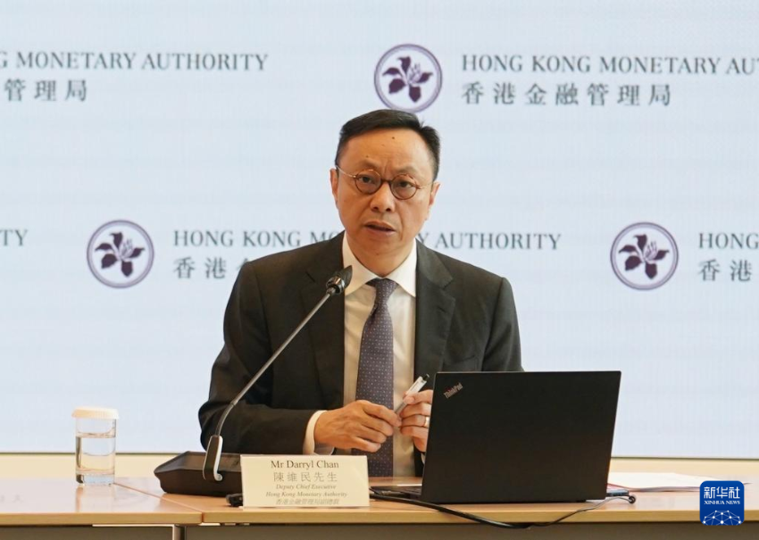 4月25日，香港金融管理局副总裁陈维民在香港接受记者采访。