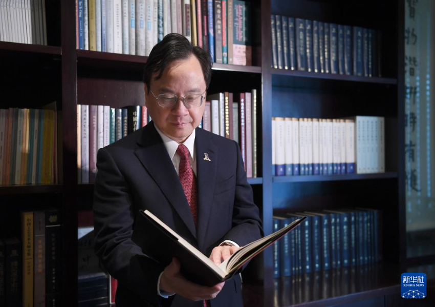 4月23日，香港中文大学校长卢煜明在翻阅图书。