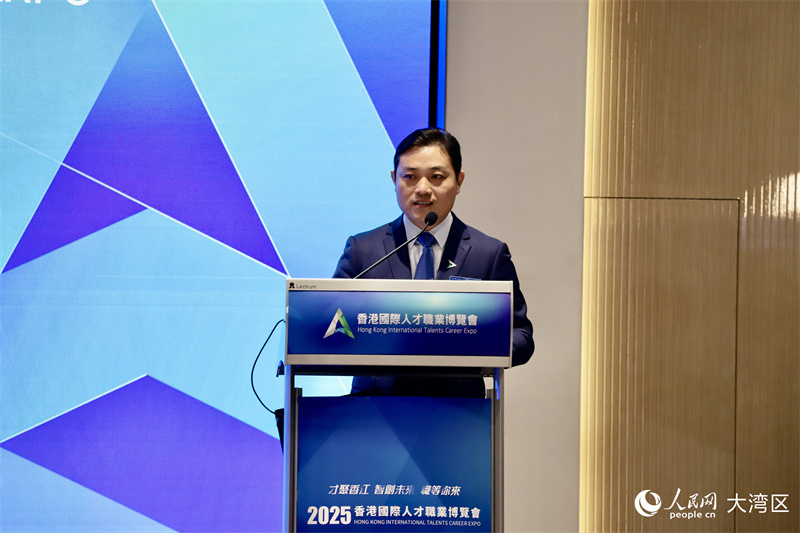 香港优才及专才协会主席骆勇致欢迎辞。