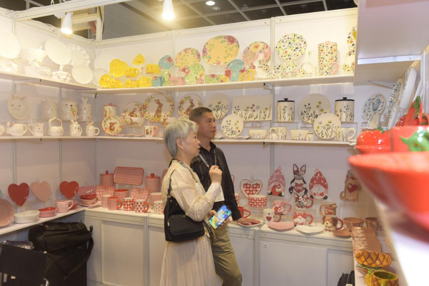 这是2025年春季香港礼品展现场。