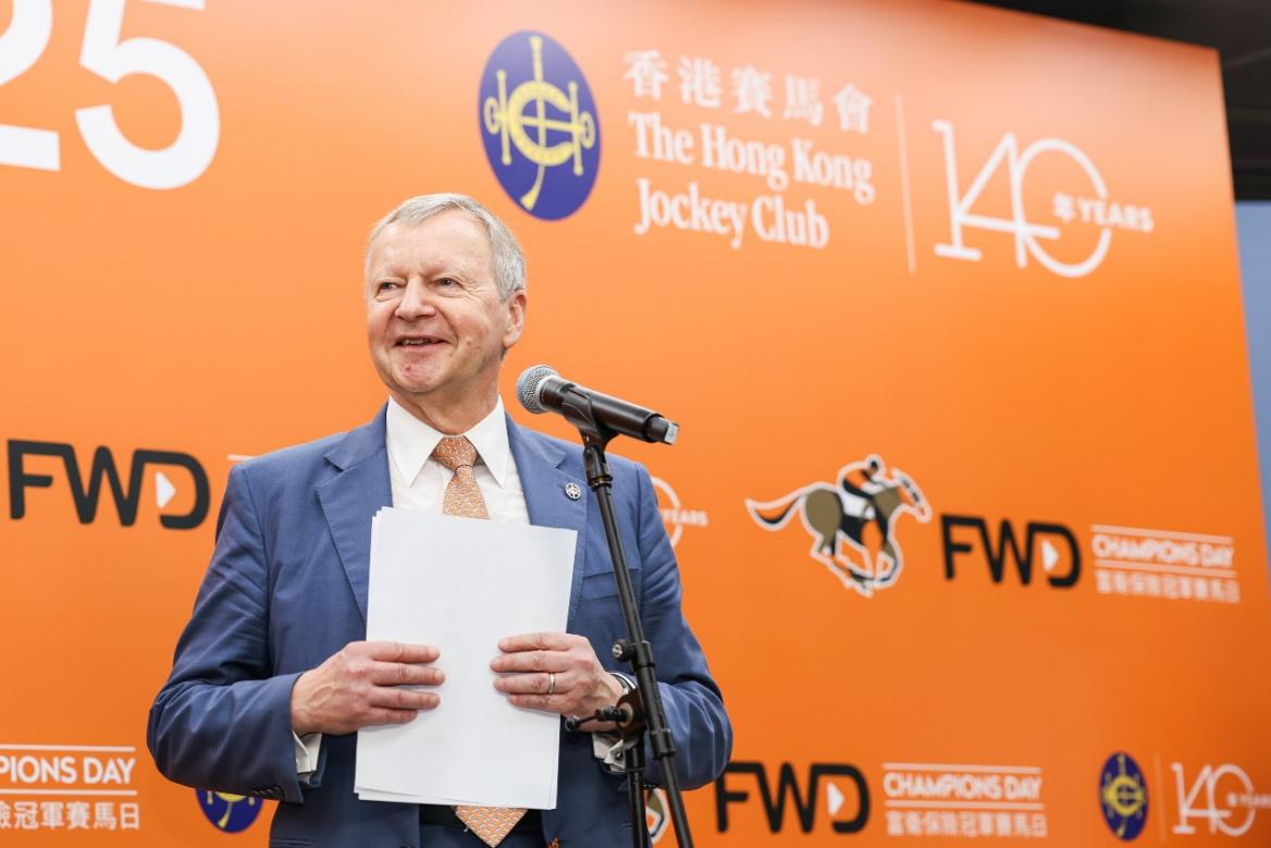香港赛马会行政总裁应家柏赛后发言。