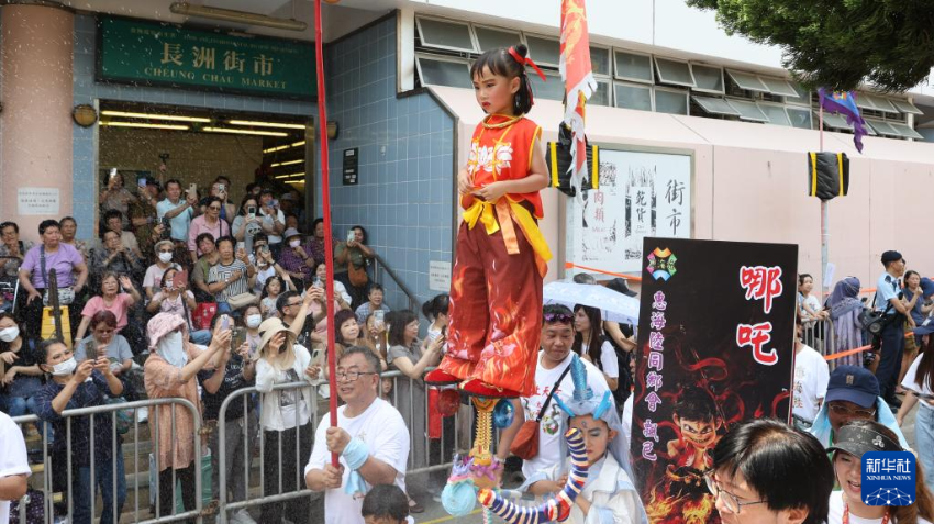5月5日，“飘色会景巡游”在香港长洲举行。