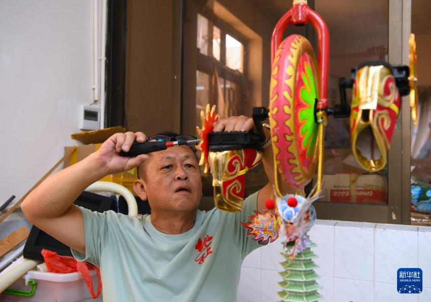 4月30日，飘色师傅李智伟在检查他负责制作的“哪吒”主题飘色。