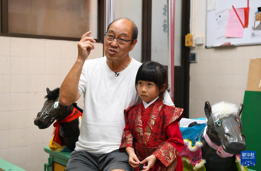 4月30日，陈景祝与外孙女徐心妤接受记者采访。