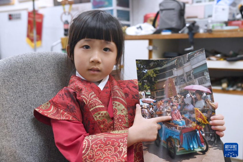 4月30日，徐心妤展示自己去年参加“飘色会景巡游”的照片。