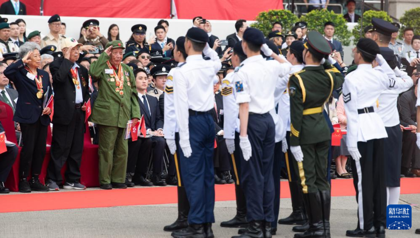5月4日，香港青少年向抗日老兵致意。
