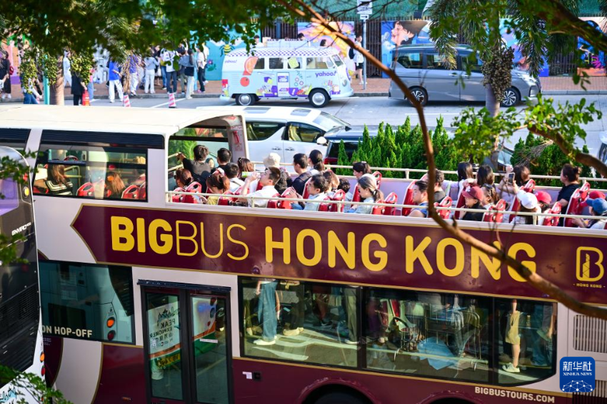 5月2日，游客在香港乘坐观光巴士游览。