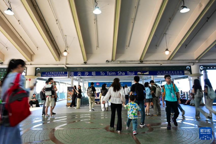 5月2日，游客和市民在香港中环码头准备乘坐天星小轮。