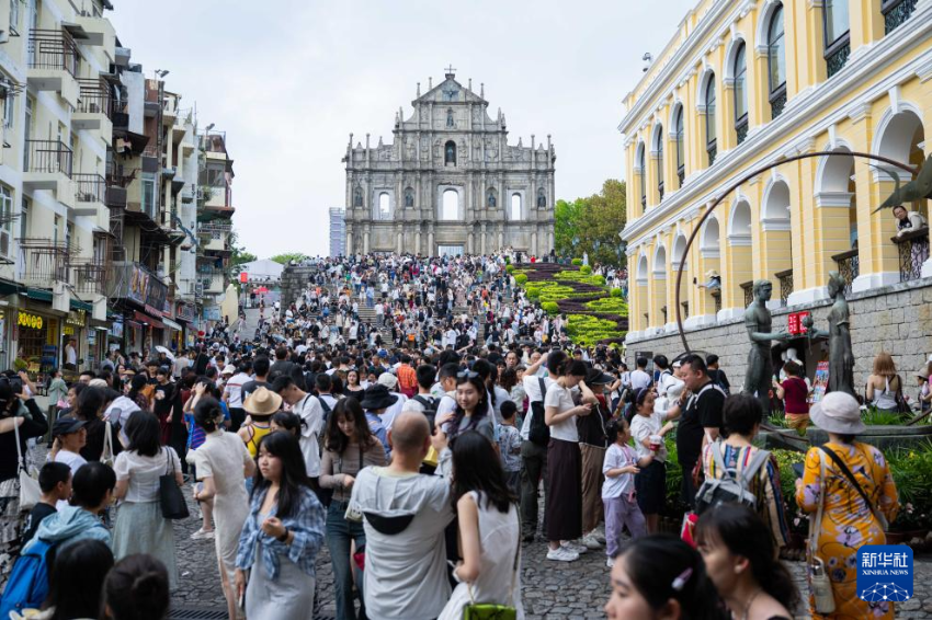 5月3日，旅客在澳门大三巴牌坊前游览。