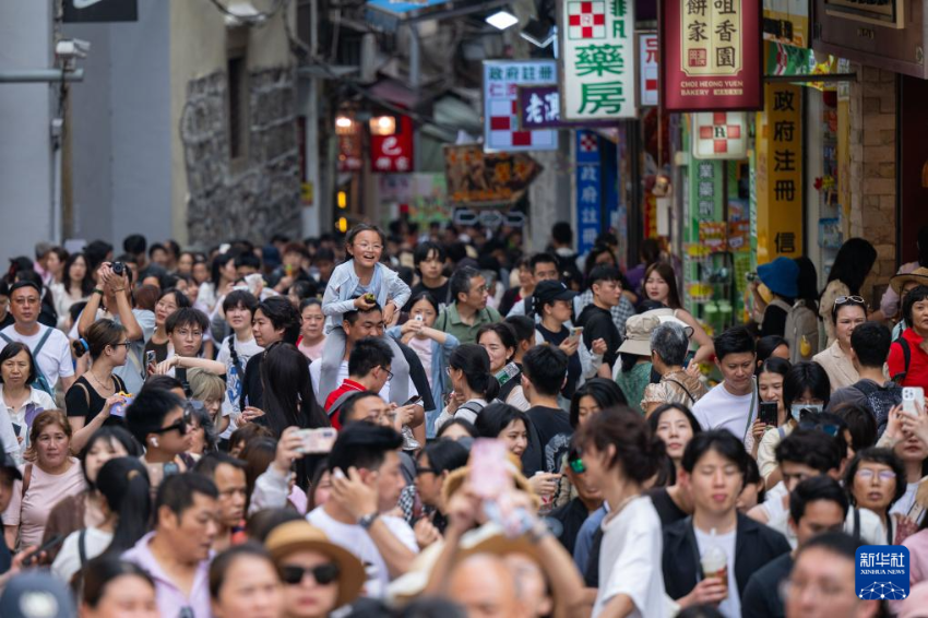 5月3日，旅客在澳门大三巴牌坊前游览。