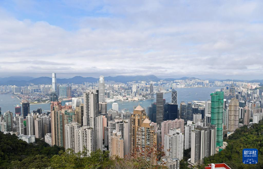 这是2025年2月1日拍摄的香港城市风光。