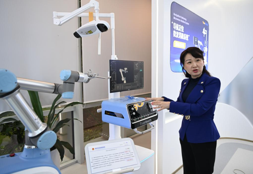 澳门企业真健康（广东横琴）医疗科技有限公司创始人张昊任在介绍“导航定位微波消融系统”（2024年11月24日摄）。