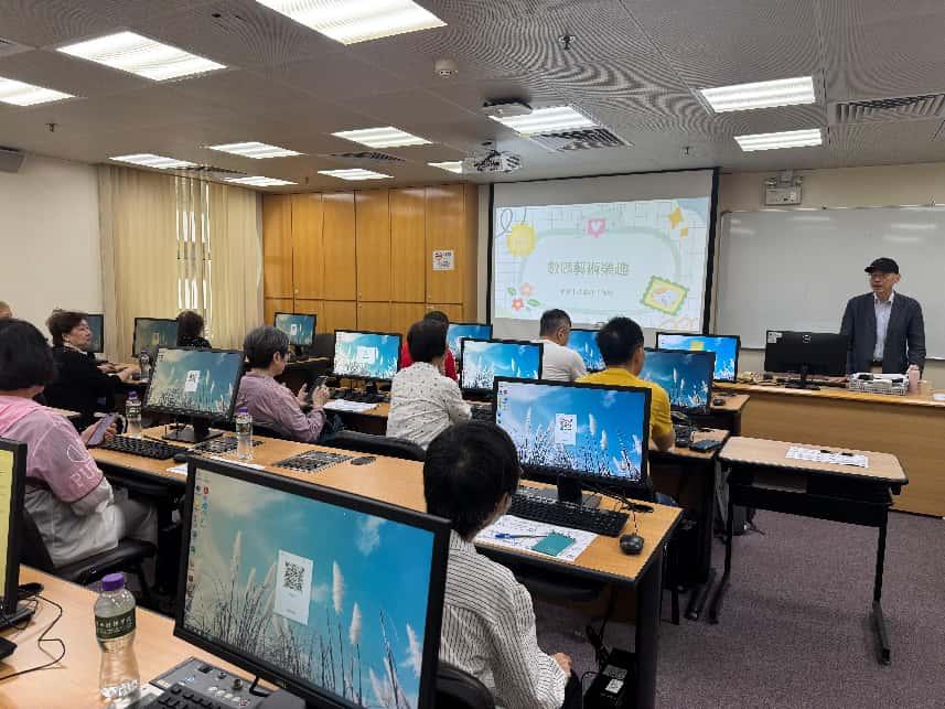 图为长者AI数码艺术设计课程。