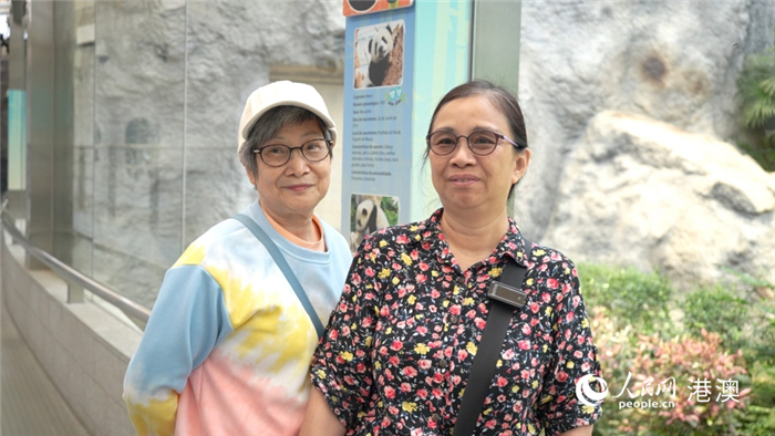 澳门居民钟女士和朋友在大熊猫馆参观。
