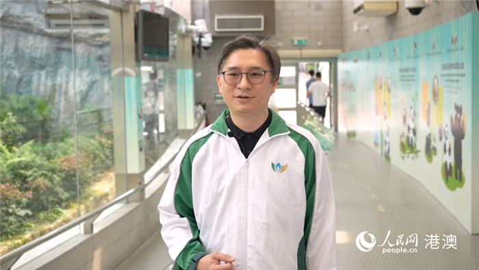 澳门特区政府市政署公园处处长吴绍伟介绍大熊猫馆的运维。