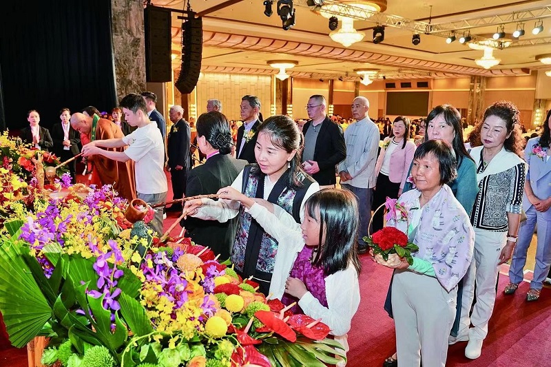 澳门民众参与浴佛祈福仪式。
