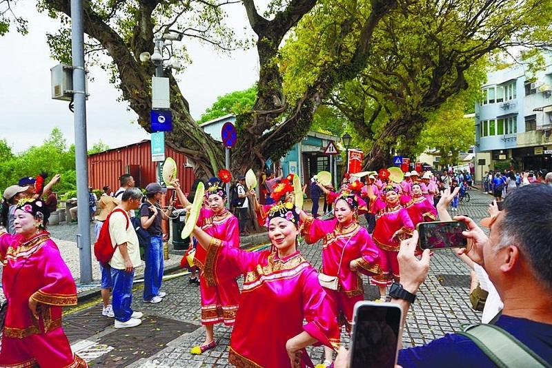 澳门路环市区的谭公诞巡游活动。