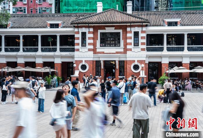 5月3日，众多游客在香港集古迹及艺术馆于一身的建筑群“大馆”参观游览。