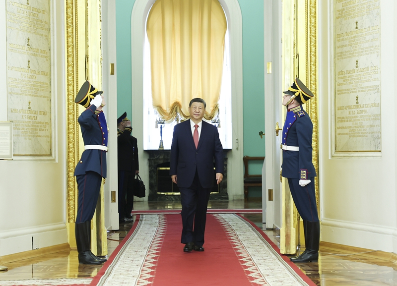 当地时间5月8日上午，俄罗斯总统普京同中国国家主席习近平在莫斯科克里姆林宫举行会谈。在庄严的迎宾曲中，习近平和普京分别从乔治大厅两侧沿红地毯健步走到大厅中央。