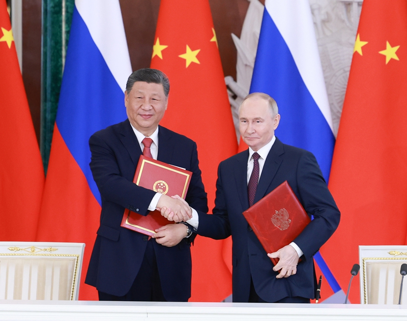 当地时间5月8日上午，俄罗斯总统普京同中国国家主席习近平在莫斯科克里姆林宫举行会谈。会谈后，两国元首共同签署《中华人民共和国和俄罗斯联邦在纪念中国人民抗日战争、苏联伟大卫国战争胜利和联合国成立80周年之际关于进一步深化中俄新时代全面战略协作伙伴关系的联合声明》。