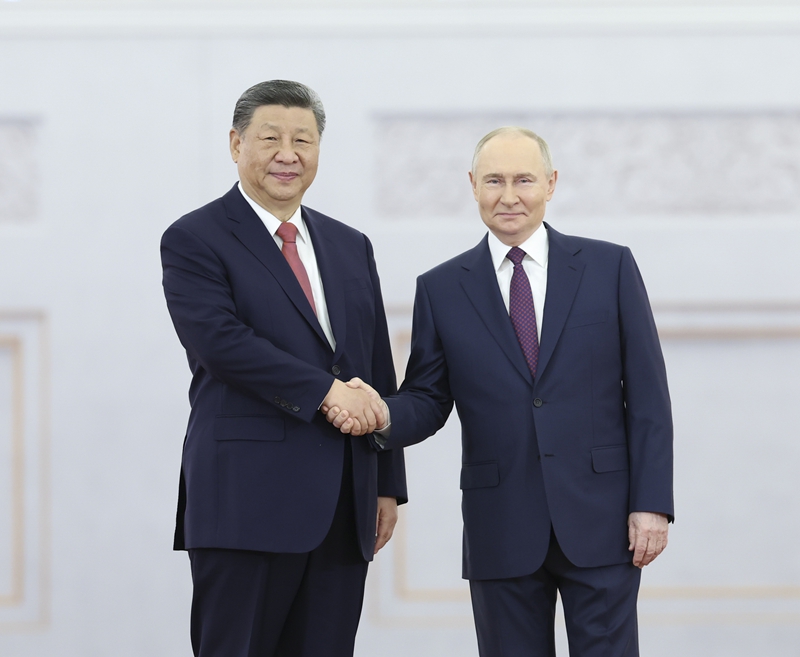 当地时间5月8日上午，俄罗斯总统普京同中国国家主席习近平在莫斯科克里姆林宫举行会谈。普京在乔治大厅为习近平举行隆重欢迎仪式。这是两国元首亲切握手合影。