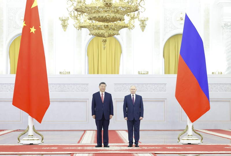当地时间5月8日上午，俄罗斯总统普京同中国国家主席习近平在莫斯科克里姆林宫举行会谈。这是普京在乔治大厅为习近平举行隆重欢迎仪式。