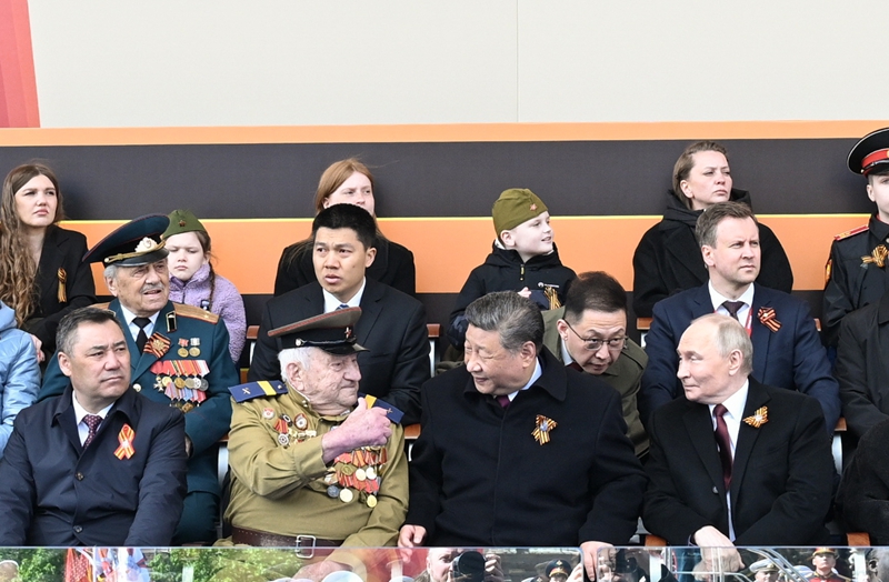 当地时间5月9日，俄罗斯举行盛大庆典，纪念苏联伟大卫国战争胜利80周年。国家主席习近平和来自世界20多个国家及国际组织领导人应邀出席庆典。