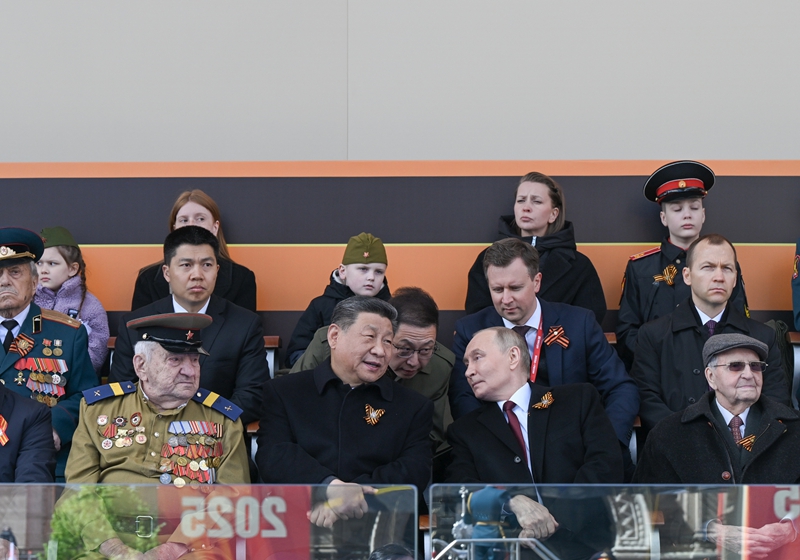 当地时间5月9日，俄罗斯举行盛大庆典，纪念苏联伟大卫国战争胜利80周年。国家主席习近平和来自世界20多个国家及国际组织领导人应邀出席庆典。
