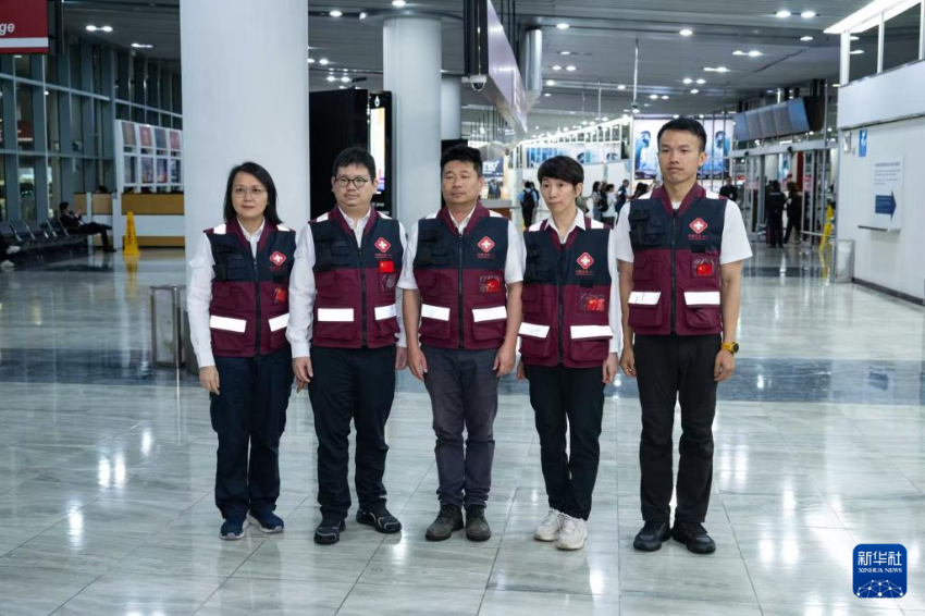 5月9日，中国国际应急医疗队（澳门）队员合影。