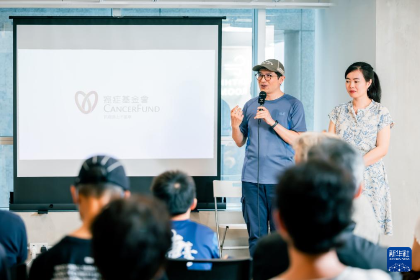 4月18日，香港癌症基金会服务经理梁国良（后左）和香港癌症基金会艺术治疗师邓海琳在叶颖瑜个人作品展分享会上发言。