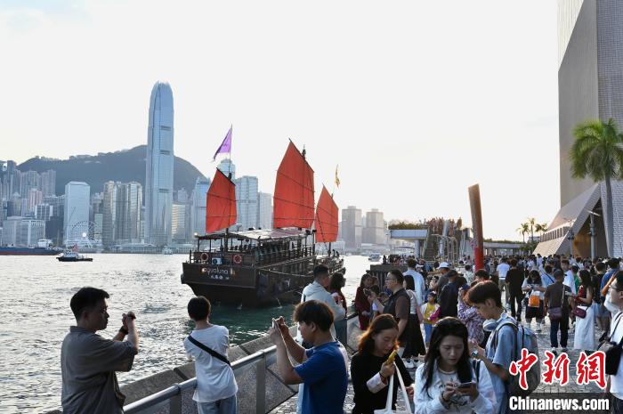 图为旅客在香港尖沙咀星光大道一带游玩。(资料图) 