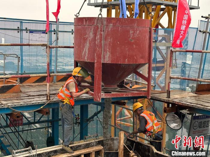 5月11日，深江铁路跨磨刀门水道主桥首个主塔封顶。