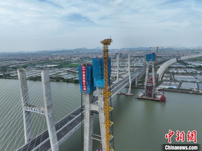 5月11日，深江铁路跨磨刀门水道主桥首个主塔封顶。