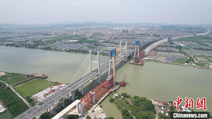 5月11日，深江铁路跨磨刀门水道主桥首个主塔封顶。