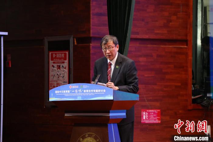 5月13日，香港教育大学校长李子建在乌鲁木齐举行的国际中文教育暨“一带一路”教育合作专题研讨会上致辞。