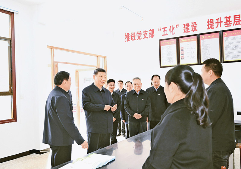 2024年3月18日至21日，中共中央总书记、国家主席、中央军委主席习近平在湖南考察。这是19日下午，习近平在常德市鼎城区谢家铺镇港中坪村党群服务中心了解当地为基层减负、提升基层治理效能等情况。