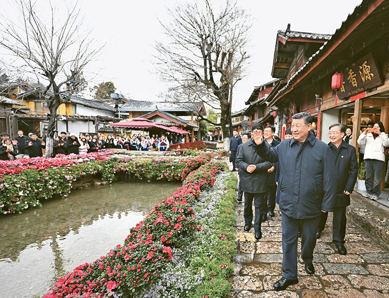 2025年3月19日至20日，中共中央总书记、国家主席、中央军委主席习近平在云南考察。这是19日下午，习近平在丽江古城考察时，与居民、游客互动交流。