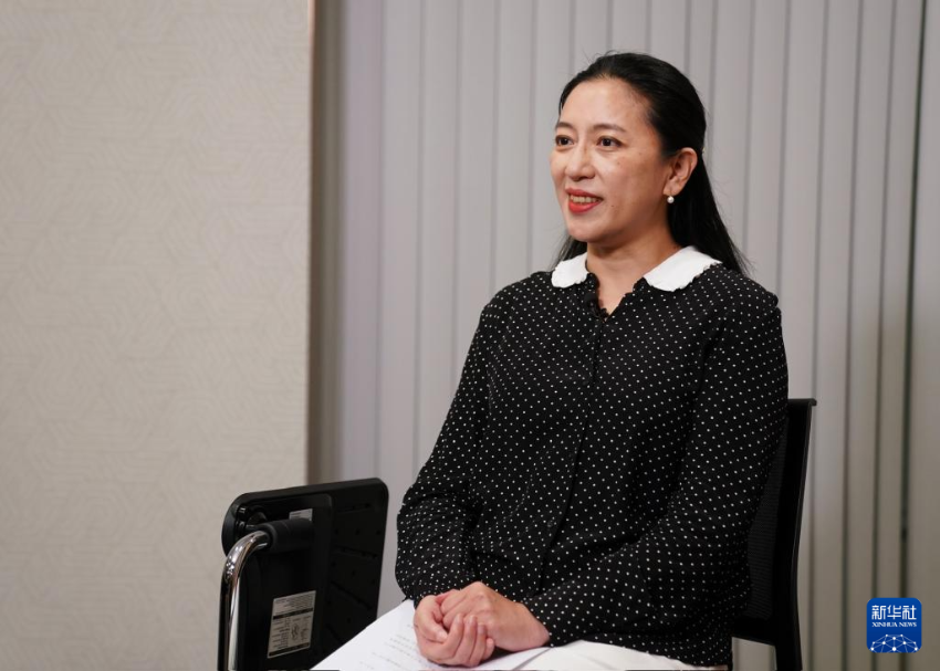 香港故宫文化博物馆研究员、策展人蒋得庄在香港故宫文博馆接受新华社记者采访（5月14日摄）。