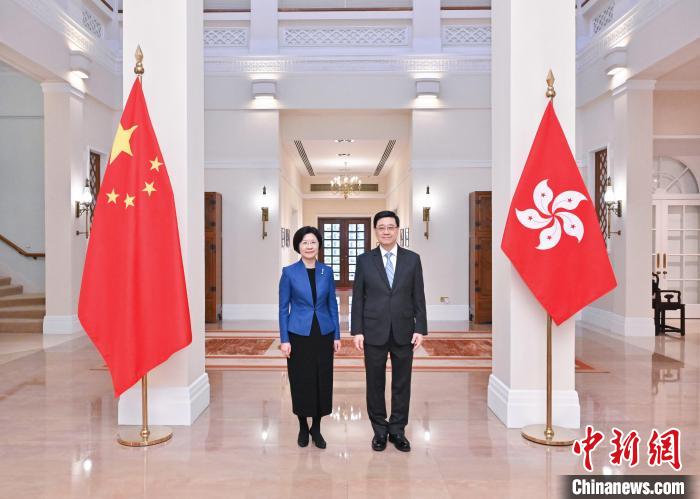 5月19日，香港特区行政长官李家超(右)在香港礼宾府与海关总署署长孙梅君(左)会面。