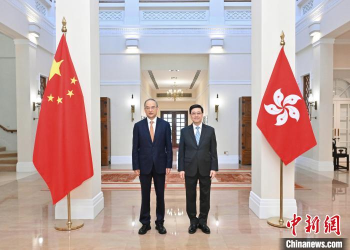 5月19日，香港特区行政长官李家超(右)在香港礼宾府与吉林省委书记黄强(左)会面，就加强两地合作和人文往来交流意见。